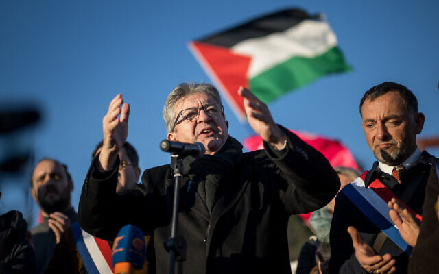 Le fondateur du parti La France Insoumise (LFI) Jean-Luc Melenchon prononçant un discours à côté du député français LFI Jean-François Coulomme (à droite) lors d'une manifestation pour un cessez-le-feu à Gaza et en solidarité avec le peuple palestinien devant l'Office des Nations unies, à Genève, le 3 février 2024. (Crédit : Fabrice Coffrini/AFP)