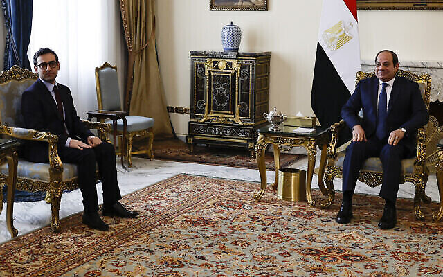 Le président égyptien Abdel Fattah al-Sissi, à droite, avec le ministre français des Affaires étrangères, Stéphane Séjourné, au Caire, le 4 février 2024. (Crédit : Khaled DESOUKI / AFP)