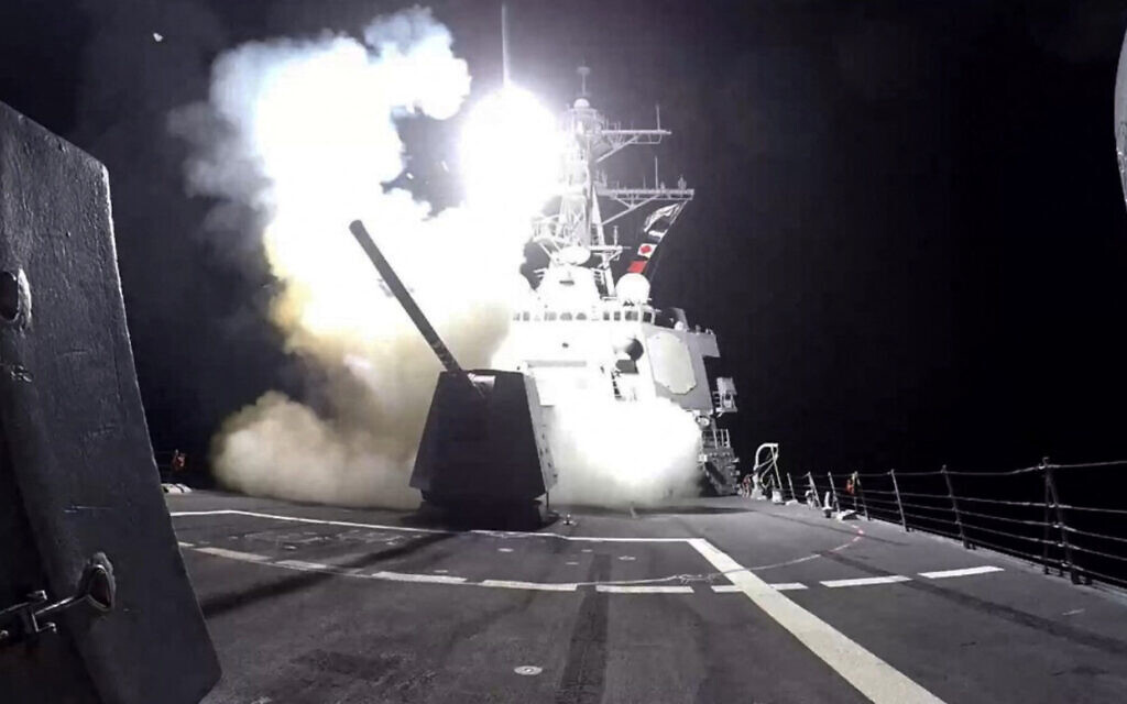 Des missiles tirés depuis un navire de guerre en mer Rouge contre des cibles houthies au Yémen, le 3 février 2024. (Crédit : Commandement central des États-Unis/AFP)
