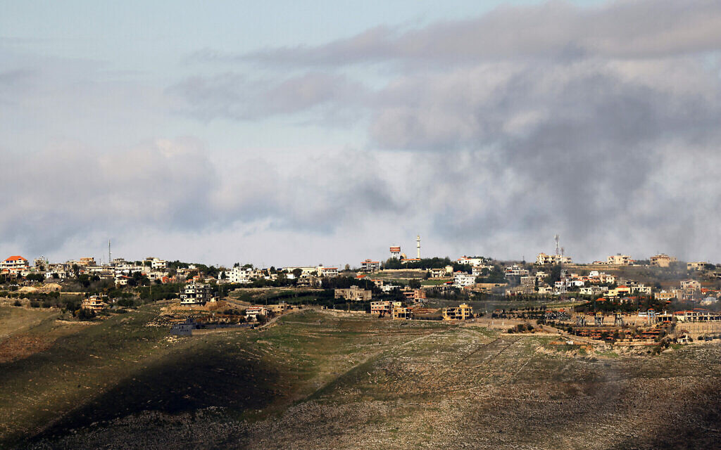 Une vue générale du village libanais de Maroun al-Ras depuis le moshav nord de Dalton, près de la frontière libanaise, le 29 janvier 2024. (Crédit : Jalaa Marey/AFP)