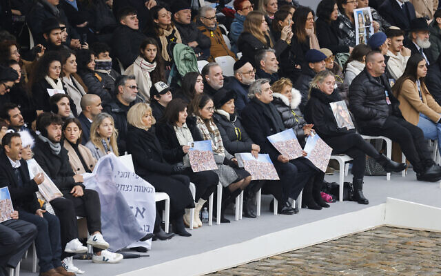 L'épouse du président français Brigitte Macron avec des familles de victimes lors d'une cérémonie d'hommage aux victimes françaises de l'attaque du Hamas contre Israël le 7 octobre, au mémorial des Invalides à Paris, le 7 février 2024. (Crédit : Ludovic MARIN / AFP)