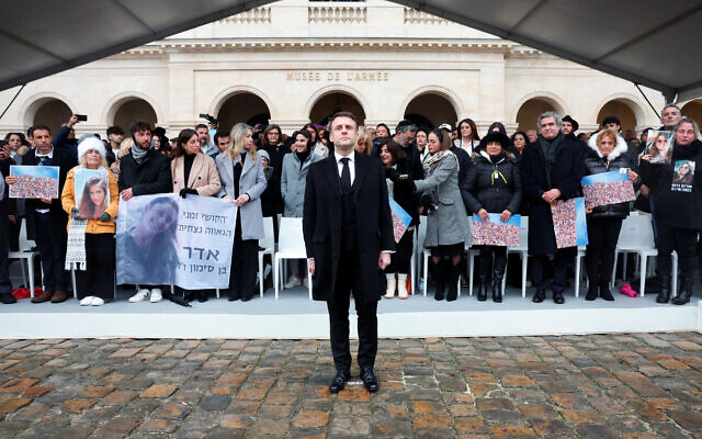 Le président français Emmanuel Macron rend hommage aux victimes françaises de l'attaque du Hamas contre Israël le 7 octobre, au mémorial des Invalides à Paris, le 7 février 2024. (Crédit : GONZALO FUENTES / POOL / AFP)