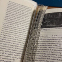 Un livre aux pages arrachées est photographié à la bibliothèque Tempelhof-Schoeneberg à Berlin le 8 décembre 2023. (Crédit : Raphaëlle LOGEROT / AFP)