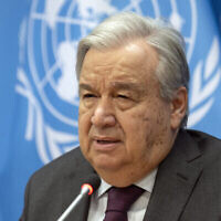 Le secrétaire général de l'ONU, Antonio Guterres, s'exprimant lors d'une conférence de presse, au siège de l'ONU, à New York, le 8 février 2024. (Crédit : Angela Weiss/AFP)