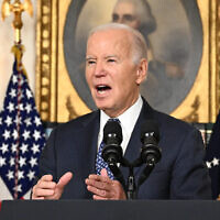 Le président américain Joe Biden répondant à des questions sur Israël après avoir parlé du "Special Counsel report", à la Maison Blanche, à Washington, le 8 février 2024. (Crédit : Mandel Ngan/AFP)