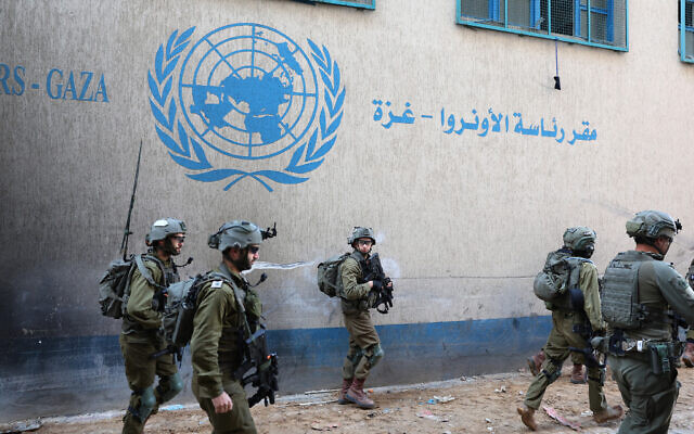 Des soldats israéliens à l'intérieur d'un complexe évacué de l'Office de secours et de travaux des Nations unies pour les réfugiés de Palestine au Proche-Orient (UNRWA), à Gaza City, sur une photo prise lors d'une visite média organisée par l'armée israélienne, le 8 février 2024. (Crédit : Jack Guez/AFP)