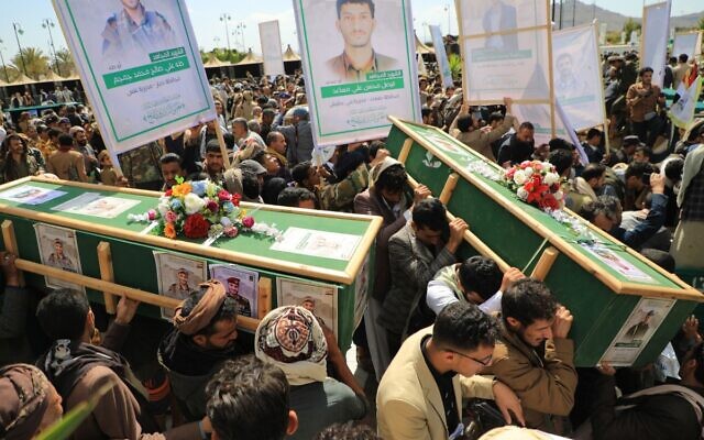 Des personnes en deuil portant les cercueils des Houthis qui ont été tués lors des récentes frappes menées par les États-Unis, avant une cérémonie funéraire dans la mosquée al-Saleh de Sanaa, le 10 février 2024. (Crédit : Mohammed Huwais/AFP)