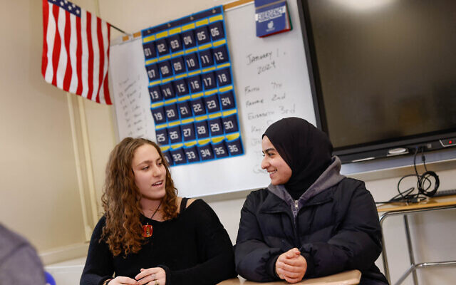 Rawda Elbatrawish, à droite, et Liora Pelavin pendant un entretien au lycée  Teaneck de Teanek, dans le New Jersey, le 19 janvier 2024. (Crédit : KENA BETANCUR / AFP)