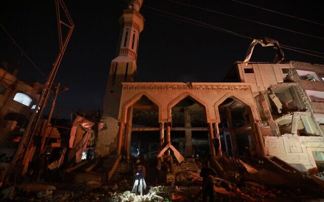 Une mosquée détruite suite à des frappes israéliennes à Rafah, dans la bande de Gaza, le 12 février 2024. (Crédit : MOHAMMED ABED / AFP)