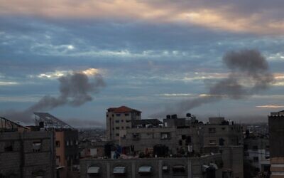 Des volutes de fumée se dégageant lors de frappes aériennes israéliennes au-dessus de Rafah, dans le sud de la bande de Gaza, le 13 février 2024. (Crédit : Mohammed Abed/AFP)