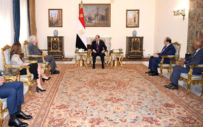 Une image publiée par la présidence égyptienne montre le président égyptien Abdel Fattah al-Sissi (à droite) avec le directeur de la CIA William Burns (C-L) au palais Ittihadiya au Caire, le 13 février 2024. (Crédit : AFP)