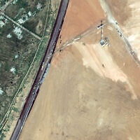 Cette image satellite prise et diffusée par Maxar Technologies le 15 février 2024 montre des machines construisant un mur le long de la frontière entre l'Égypte et la bande de Gaza à Rafah, en Égypte. (Crédit : Image satellite ©2024 Maxar Technologies / AFP)