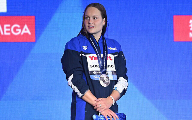 L'Israélienne Anastasia Gorbenko pose avec sa médaille d'argent sur le podium de l'épreuve de natation du 400 m quatre nages individuel féminin lors des Championnats du monde aquatiques 2024 à Aspire Dome à Doha, le 18 février 2024. (Crédit : Oli SCARFF / AFP)