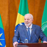 Le président brésilien Luiz Inacio Lula da Silva s'exprimant lors d'une conférence de presse, à Addis Abeba, le 18 février 2024. (Crédit : Ricardo Stuckert/Présidence brésilienne/AFP)