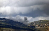 Illustration : De la fumée après des frappes israéliennes entre les villages libanais d'Odaisseh et de Markaba, sur une photo prise depuis une position israélienne le long de la frontière avec le sud-Liban, le 19 février 2024. (Crédit : Jalaa Marey/AFP)