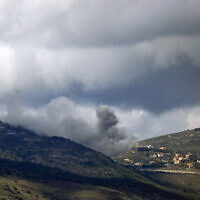 Illustration : De la fumée après des frappes israéliennes entre les villages libanais d'Odaisseh et de Markaba, sur une photo prise depuis une position israélienne le long de la frontière avec le sud-Liban, le 19 février 2024. (Crédit : Jalaa Marey/AFP)