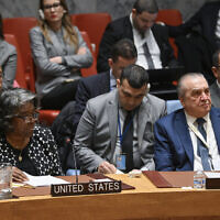 L'ambassadrice américaine aux Nations unies, Linda Thomas-Greenfield, à gauche, et l'ambassadeur algérien à l'ONU, Amar Bendjama, à droite, lors d'une rencontre du Conseil de sécurité sur la guerre entre Israël et Gaza au siège des Nations unies, à New York City, le 20 février 2024. (Crédit : Angela Weiss/AFP)