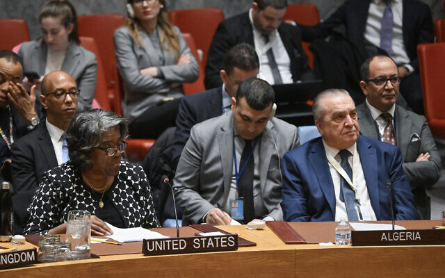 L'ambassadrice américaine aux Nations unies, Linda Thomas-Greenfield, à gauche, et l'ambassadeur algérien à l'ONU, Amar Bendjama, à droite, lors d'une rencontre du Conseil de sécurité sur la guerre entre Israël et Gaza au siège des Nations unies, à New York City, le 20 février 2024. (Crédit : Angela Weiss/AFP)
