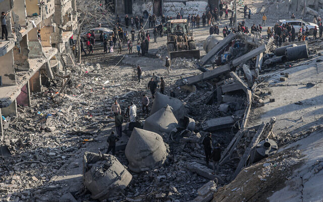 Des Palestiniens inspectent les décombres de la mosquée al-Faruq après une frappe israélienne à Rafah, dans la bande de Gaza, le 22 février 2024. (Crédit : Said Khatib/AFP)