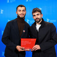 Basel Adra et Yuval Abraham posent avec le prix du film documentaire de la Berlinale, pour "No Other Land" dans les coulisses de la cérémonie de remise des prix du 74e Festival international du film de la Berlinale, le 24 février 2024 à Berlin. (Crédit : Nadia WOHLLEBEN / POOL / AFP)