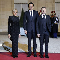 (De gauche à droite) Brigitte Macron, l'émir du Qatar Cheikh Tamim bin Hamad al-Thani et le président français Emmanuel Macron posent à l'Elysée, à Paris, le 27 février 2024. (Crédit :  Ludovic MARIN / AFP)