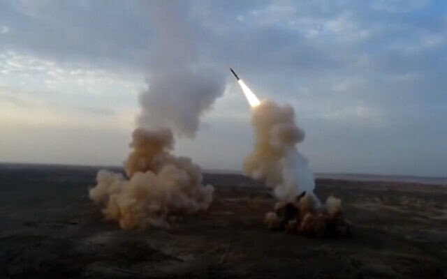 Le Corps des Gardiens de la Révolution islamique lançant des missiles balistiques souterrains lors d'un exercice militaire, le 29 juillet 2020. (Crédit : CGRI via AP)