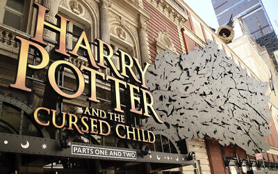 Photo d'illustration : Un panneau "Harry Potter et l'Enfant Maudit" accroché au Lyric Theater de New York lors de son ouverture à Broadway, le 22 avril 2018. (Crédit : Evan Agostini/Invision/AP, File)