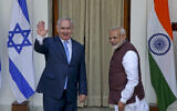 Le Premier ministre indien Narendra Modi, à droite, et le Premier ministre israélien Benjamin Netanyahu saluant les médias à leur arrivée pour une réunion, à New Delhi, en Inde, le 15 janvier 2018. (Crédit : AP Photo)