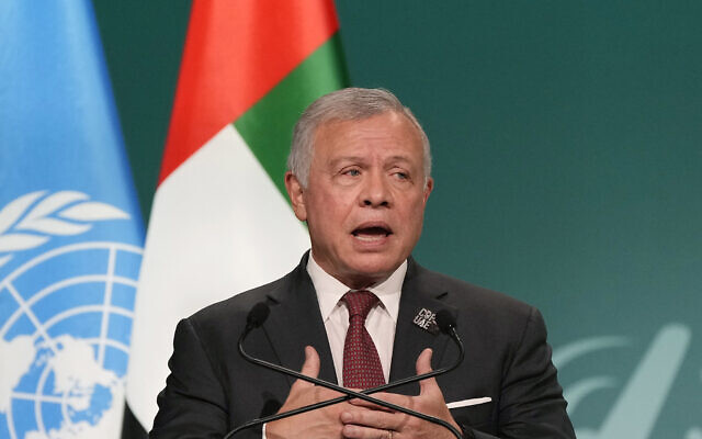 Le roi de Jordanie Abdallah II s'exprime lors d'une session plénière au sommet climatique de l'ONU COP28, à Dubaï, aux Émirats arabes unis, le 1er décembre 2023. (Crédit : Peter Dejong/AP Photo)