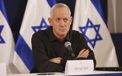 Le ministre Benny Gantz assistant à une conférence de presse au quartier général de l’armée israélienne de la Kirya, à Tel Aviv, le 28 octobre 2023. (Crédit : Abir Sultan/Pool Photo via AP/Dossier)