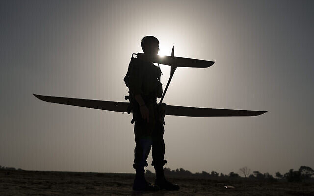Un soldat israélien prépare le lancement d'un drone près de la frontière entre Israël et Gaza, dans le sud d'Israël, mardi 9 janvier 2024. (Crédit : AP Photo/Leo Correa)
