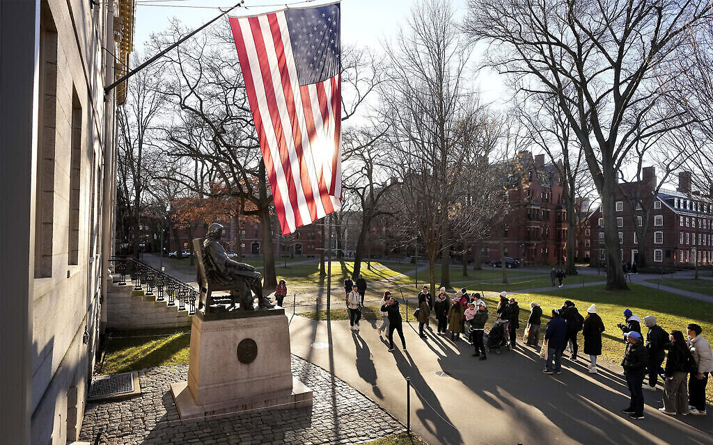 La statue de John Harvard (à gauche), sur le campus de l'Université Harvard, à Cambridge (Massachusetts), le 10 janvier 2024. (Crédit : Steven Senne/AP Photo)