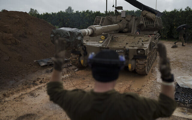 Un obusier mobile israélien se mettant en position près de la frontière avec le Liban dans le nord d'Israël, le 11 janvier 2024. (Crédit : Leo Correa/AP Photo)