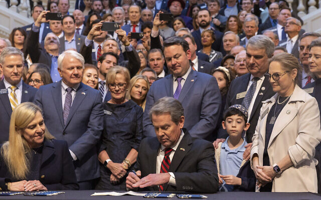 Le gouverneur de Géorgie (États-Unis), Brian Kemp, signe la loi sur l’adoption de la définition de l'antisémitisme de l'IHRA, au Capitole d'Atlanta, le 31 janvier 2024. (Crédit : Arvin Temkar/Atlanta Journal-Constitution via AP)