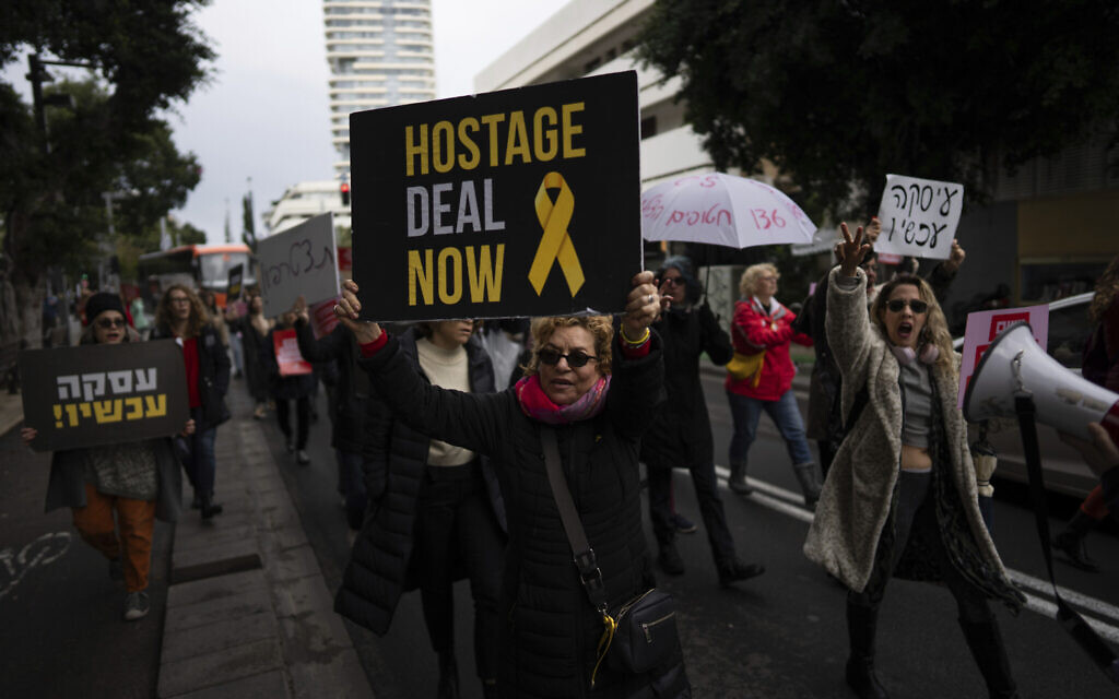 Des Israéliennes demandent un accord de libération immédiate des otages détenus dans la bande de Gaza lors d'une manifestation à Tel Aviv, le 1er février 2024. (Crédit : AP Photo/Oded Balilty)