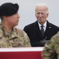 Le président américain Joe Biden, alors qu'une équipe de transport de l'armée déplace la caisse de transfert contenant la dépouille du sergent Kennedy Ladon Sanders sur la base aérienne de Dover, dans le Delaware, le 2 février 2024. (Crédit : Alex Brandon/AP Photo)