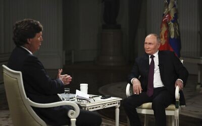 Le président russe Vladimir Poutine (à droite) lors de sa rencontre avec l’ancien animateur de Fox News Tucker Carlson, au Kremlin, à Moscou, le 6 février 2024. (Crédit : Gavriil Grigorov/Sputnik, Kremlin, Pool Photo via AP)