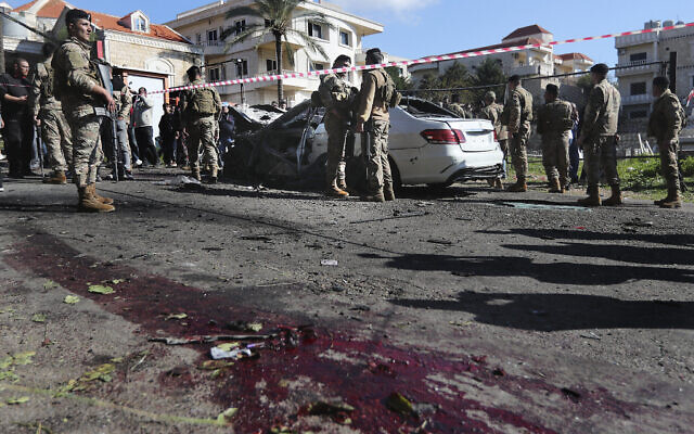 Des soldats de l'armée libanaise rassemblés autour d'une voiture endommagée près de la ville côtière de Jadra, au sud du Liban, le 10 février 2024. (Crédit : Mohammed Zaatari/AP Photo)