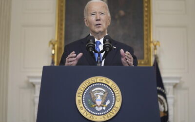 Le président américain Joe Biden s'exprimant sur un programme d'aide à l'Ukraine et à Israël de 95 milliards de dollars débattu au Congrès, à la Maison Blanche, à Washington, le 13 février 2024. (Crédit : Evan Vucci/AP Photo)