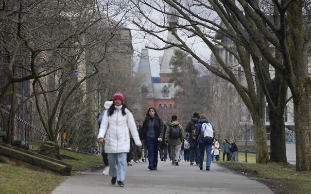 Illustration : Des personnes sur le campus de l'université Cornell, à Ithaca, dans l'État de New York, le 2 février 2024. (Crédit : Seth Wenig/AP Photo)