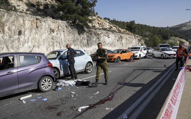 La police sur les lieux d'un attentat terroriste à l'extérieur de Maale Adumim, en Cisjordanie, le 22 février 2024. (Crédit : Mahmoud Illean/AP Photo)