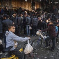 Des Palestiniens se battant pour acheter du pain dans une boulangerie, à Rafah, dans la bande de Gaza, le 19 février 2024. (Crédit : Mohammed Dahman/AP)