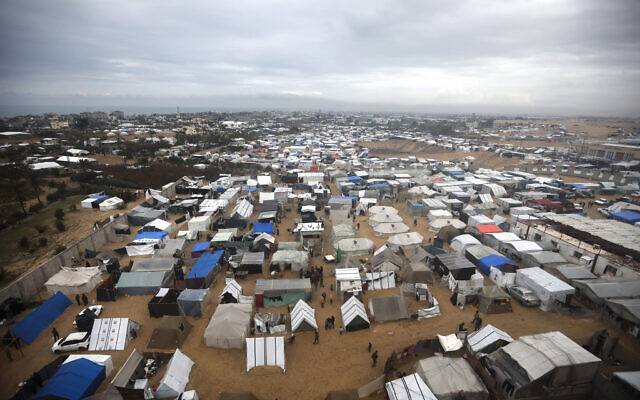 Vue d'un camp de tentes de fortune pour les Palestiniens déplacés par l’opération militaire israélienne dans la bande de Gaza, à Rafah, au sud de la bande de Gaza, le 18 février 2024. (Crédit : Mohammed Dahman/AP)