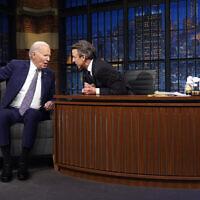 Le président américain Joe Biden discute avec Seth Meyers pendant un enregistrement de l'émission "Late Night with Seth Meyers" à New York, le 26 février 2024. (Crédit : AP/Evan Vucci)