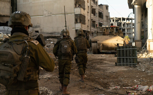 Des troupes de l’armée israélienne opérant dans la bande de Gaza, sur une photo publiée par l'armée le 8 février 2024. (Crédit : Armée israélienne)