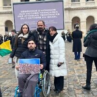 Reuven Fresh, blessé le 7 octobre, avec ses parents, lors de l'hommage aux victimes françaises de l'attaque du Hamas contre Israël le 7 octobre, au mémorial des Invalides à Paris, le 7 février 2024. (Crédit : Chantal Belzberg/OneFamily)