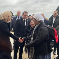 La première dame Brigitte et le président Macron serrent la main de Mme Perez, dont le frère et la nièce ont été assassinés lors du festival Nova, lors de l'hommage aux victimes françaises de l'attaque du Hamas contre Israël le 7 octobre, au mémorial des Invalides à Paris, le 7 février 2024. (Crédit : Chantal Belzberg/OneFamily)
