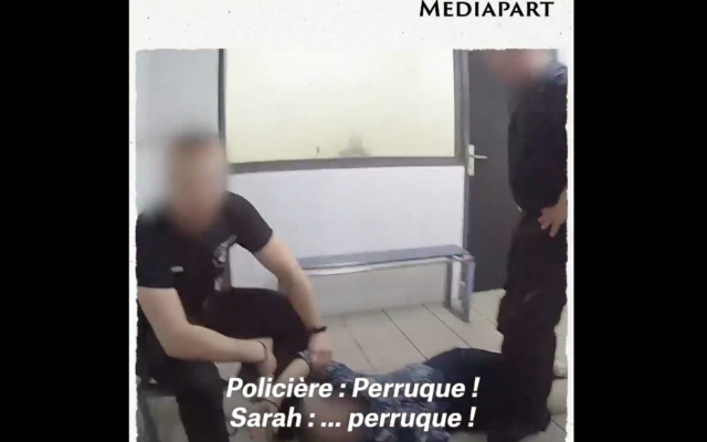 Capture d’écran de la vidéo de Mediapart montrant une femme de 67 ans, Juive orthodoxe, au commissariat de Créteil (Val-de-Marne), privée de sa perruque alors qu’elle venait d’être arrêtée pour un refus d’obtempérer. (Crédit : Mediapart / X)