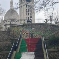 Un escalier au bas de la Basilique du Sacré-Cœur, à Paris, tagué du drapeau palestinien, le 5 février 2024. (Crédit : Capture d'écran X)