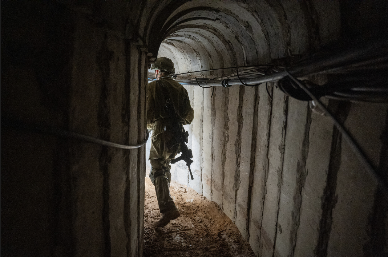 Un tunnel menant à un centre de données du Hamas découvert par les l'armée israélienne, à Gaza City, le 8 février 2024. (Crédit : Emanuel Fabian/Times of Israel)